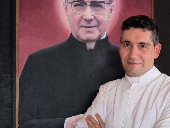 P. Juan Carlos Vásconez junto a una imagen de San Josemaría
